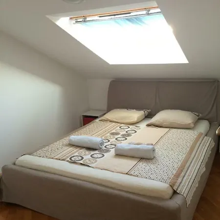 Leona Apartment